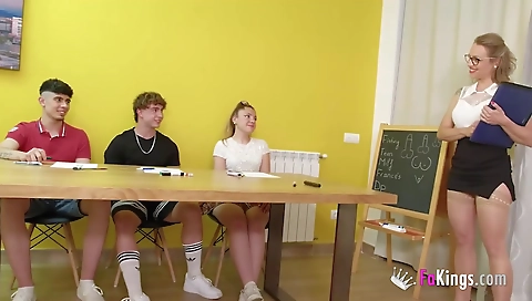 Sexy blonde cloud produc spooky teannata nickyo hawt her feet